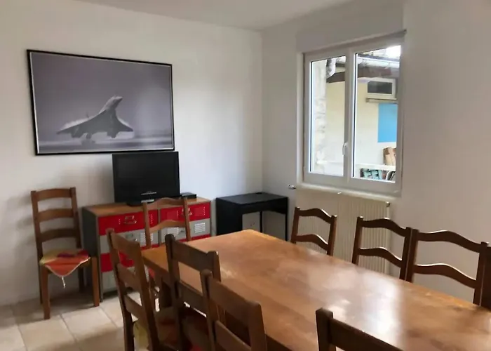 Maison Charmante En Centre-ville De Valognes, Pour 10 Pers Holiday home